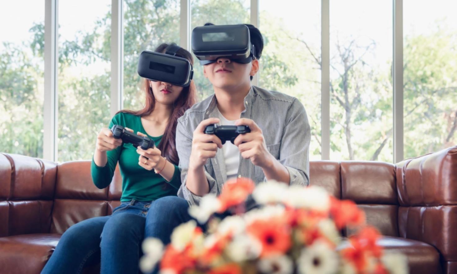 Estudiantes trabajando en proyectos de desarrollo para entornos inmersivos