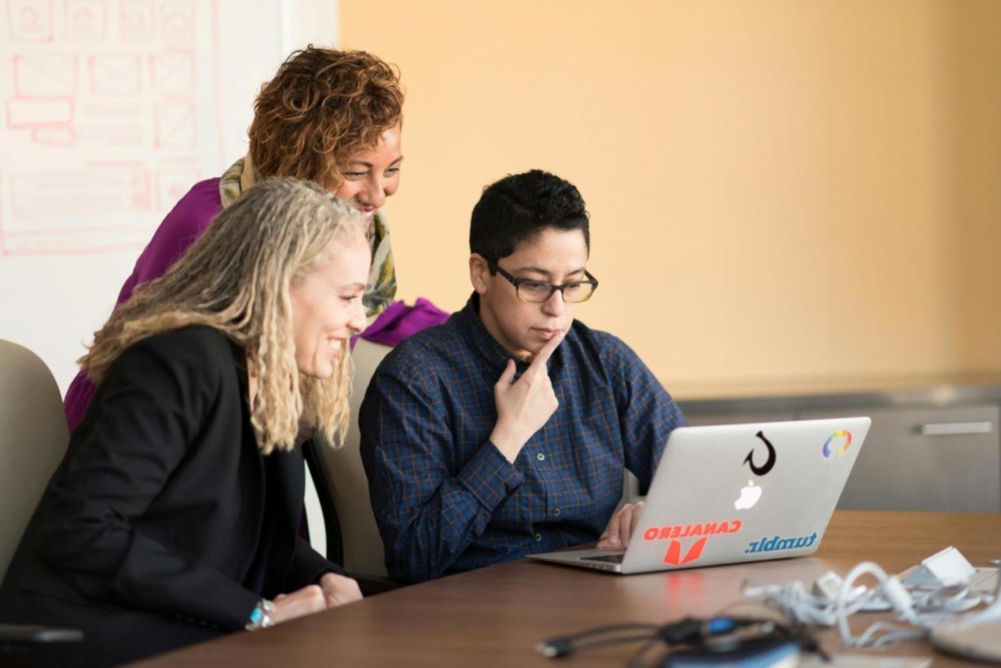 Estudiantes trabajando en laboratorio de realidad virtual