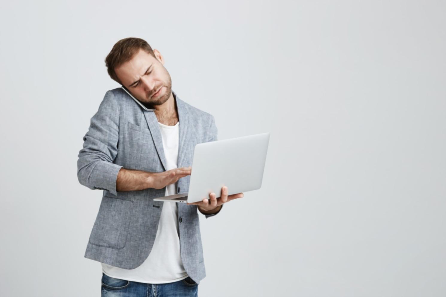 Estudiantes trabajando en proyectos de realidad virtual en nuestras instalaciones